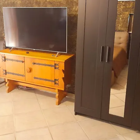 1 House בית הארחה *